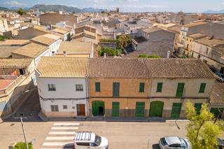 Casa aparellada  Carrer isaac peral. Casa de pueblo con jardin