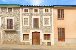 Casa aparellada a Plaça de baix 7. Emblemático edificio en mancor de la vall