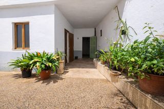 Planta baja  Carrer de murillo. Planta baja con patio y garaje en son amonda � espacio, luz y gr