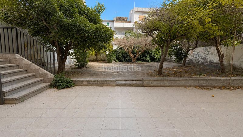 Foto 3b35bd2f-63ce-40d0-9d95-987ce56188ec. Casa adossada amb xemeneia a Gran Via de Colom Inca