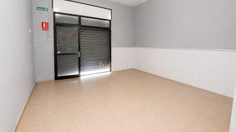 Foto 573aeaf0-b063-40ca-92b4-823483ff5645. Casa adossada amb xemeneia a Gran Via de Colom Inca