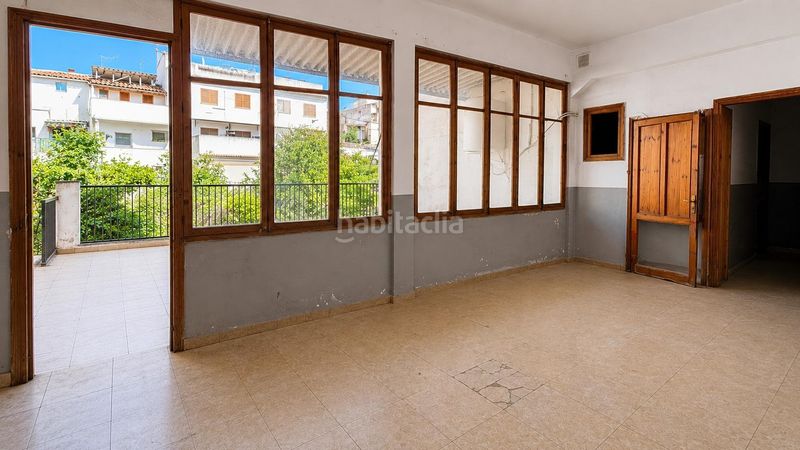 Foto b45e69f2-2c29-4203-a91b-db7dd6847785. Casa adossada amb xemeneia a Gran Via de Colom Inca