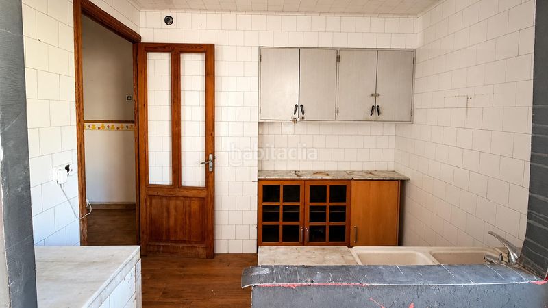 Foto b7315cb5-cc19-47b0-a79b-2ee08d9979d2. Casa adossada amb xemeneia a Gran Via de Colom Inca