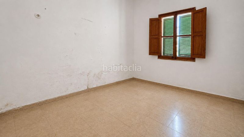 Foto be6578ed-cd35-4204-a802-1f29563e095b. Casa adossada amb xemeneia a Gran Via de Colom Inca