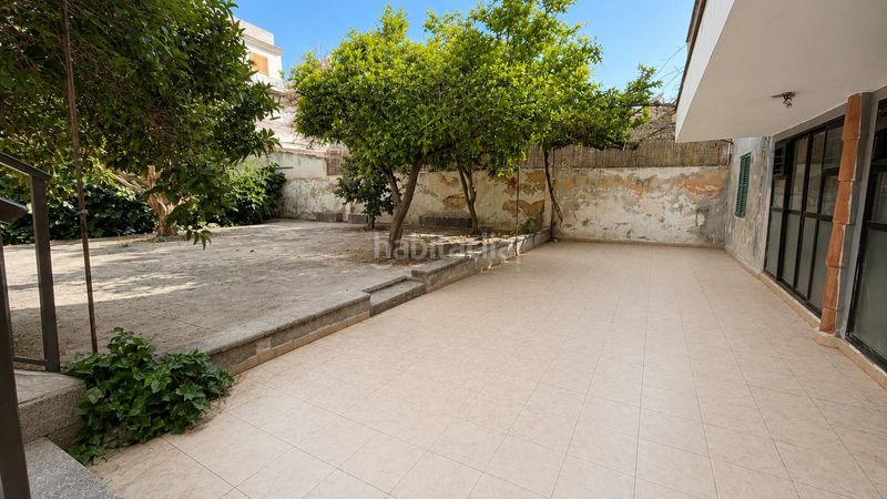 Foto cb1ddce5-a6a5-49ac-9568-7bb856bdd1cb. Casa adossada amb xemeneia a Gran Via de Colom Inca