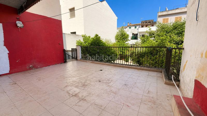 Foto f72de813-3517-47de-b5a5-5c36246e4b8c. Casa adossada amb xemeneia a Gran Via de Colom Inca