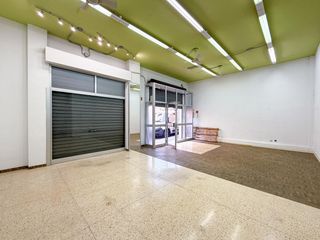 Alquiler Local Comercial en Gran Via de Colom. Espacio comercial versátil en excelente ubicación