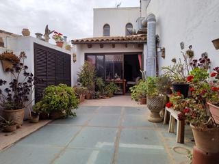Country house  Carrer de la santa creu. Vivienda con local en funcionamiento