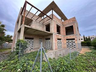 Chalet in Carrer amistat 18. Planta baja con piscina y triplex con terraza