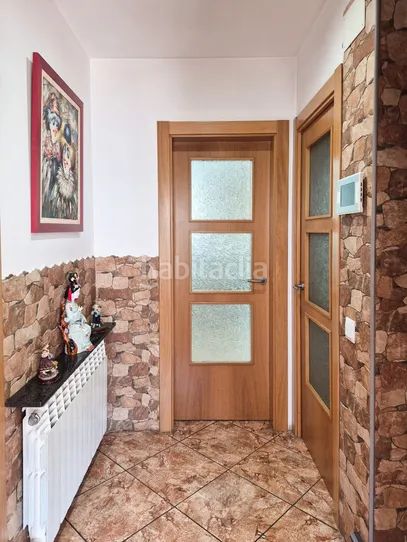 Foto 586a1810-4c6c-4270-b41c-cdf39ab2d35d. Casa aparellada a Ripoll