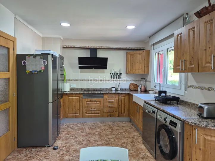 Foto e37e41ed-37e6-4c43-b38d-b11d2f94a283. Casa aparellada a Ripoll