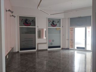 Alquiler Local Comercial  Carrer del puigmal 2. Local en lloguer a la plaça vila de prada de ripoll