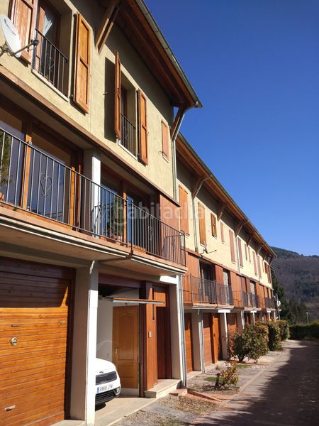 Foto f3119a27-943f-42a5-b3d2-f4fb014f6854. Casa aparellada amb calefacció aparcament a Planoles