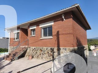 Casa  Calle juli garreta 42. Es ven casa en planta a lliçà damunt