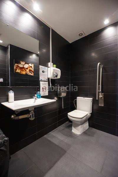 Foto f89da101-0ba4-4332-972e-a3ec6dfdd353. Rent business premise in passeig carme 25 in Barri de Mar Vilanova i la Geltrú