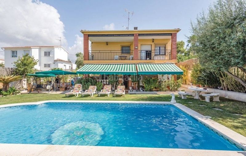 Foto 184021f9-b166-4ccb-bdf2-dc9a9ae1ae1c. Xalet amb piscina a Cunit residencial Cunit
