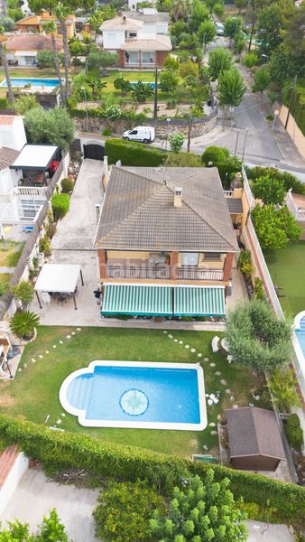 Foto 3a72bec0-d905-45e7-8782-d01c108a5c6e. Xalet amb piscina a Cunit residencial Cunit