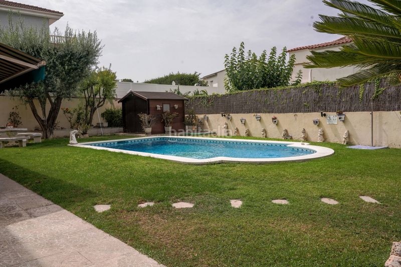 Foto ba3437f2-f59e-4575-a536-7d14fb6b9796. Xalet amb piscina a Cunit residencial Cunit