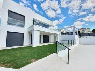 Haus  Del jade. Preciosa villa en venta en manilvavilla mora