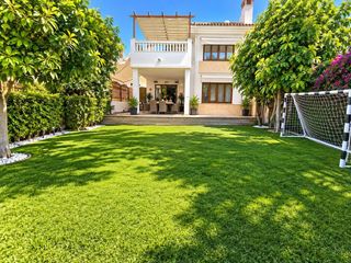 Casa  Avenida del higuerón. Exclusivo chalet pareado con piscina privada en el higuerón