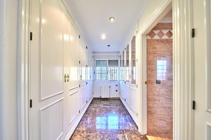 Foto 2cfe3e37-b5ae-4019-8fa1-974e0eedef4d. Chalet dans calle abedul 14 dans Los Girasoles Sant Vicent del Raspeig