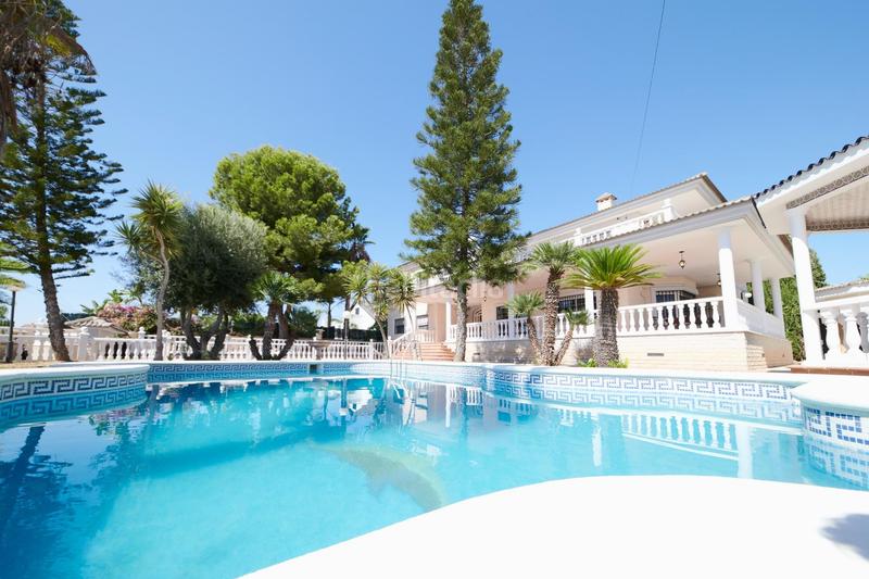 Foto 95162b84-24c0-4afc-a0d3-0c10d7796a7c. Chalet dans calle abedul 14 dans Los Girasoles Sant Vicent del Raspeig