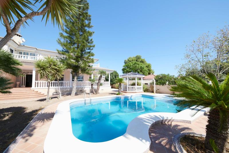 Foto 34f93e96-6b8c-4816-a800-d41c6da70e5a. Chalet in calle abedul 14 in Los Girasoles Sant Vicent del Raspeig