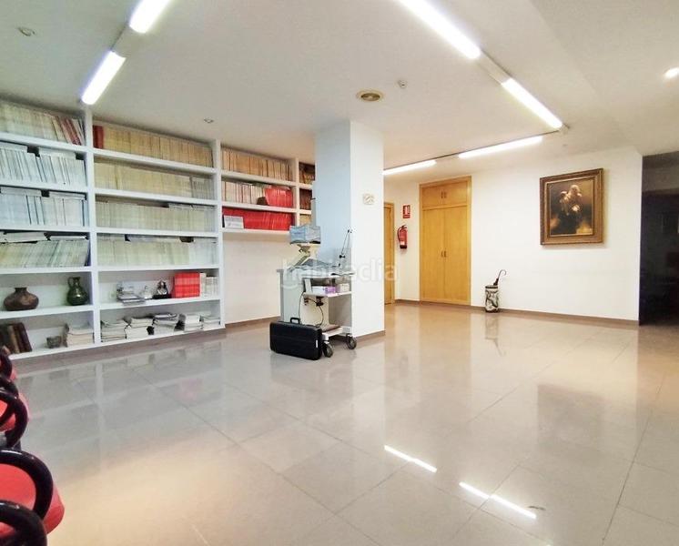 Foto 647c8936-231c-457a-9def-edbd06107382. Piso gran vivienda con amplitud en la rambla méndez nuñéz! en Alicante