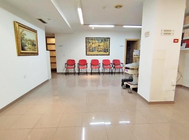 Foto af79e772-40a9-480c-94bf-660ff475518d. Piso gran vivienda con amplitud en la rambla méndez nuñéz! en Alicante
