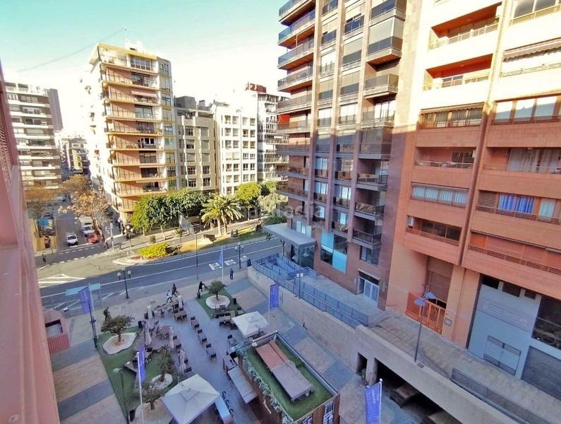 Foto f4742835-071b-45e8-80d5-d5fb30f0ce7a. Piso gran vivienda con amplitud en la rambla méndez nuñéz! en Alicante