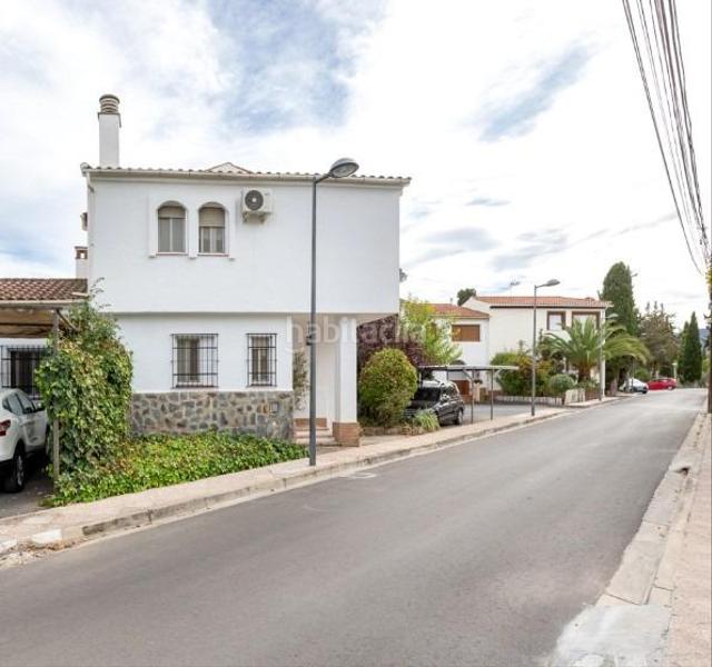 Foto f757b4dc-54e0-4c37-b432-814a36f5ad5d. Chalet magnifico chalet con potencial extra vive y amplía en tu propio jardín! en Albolote