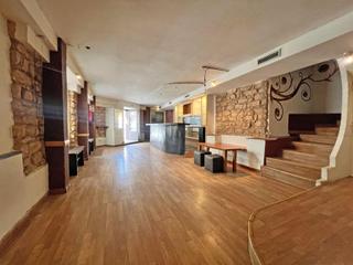 Locale commerciale  Calle musico oscar tordera iñesta. Local único en edificio histórico con licencia de música junto a