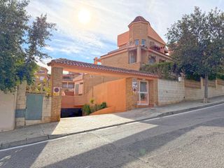 Chalet  Calle mujol. Chalet de 480m2 con  piscina y 3 plazas de garaje cabo de las hu