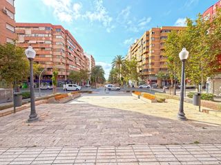 Piso en Ensanche-Diputación. Luz, terraza y una ubicación que marca la diferencia!