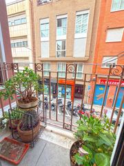 Piso en Mercado. Una vivienda con alma, lista para entrar a vivir, donde la luz n