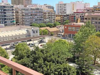 Piso en Ensanche-Diputación. Luminoso piso en plaza seneca posibilidad de garaje !