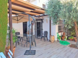 Chalet en Albolote. Disfruta de piscina.. tenis y pádel sin salir de casa!