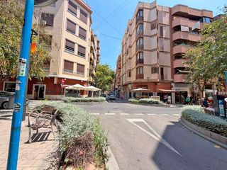 Piso en Mercado. Centro, luz y una terraza para disfrutar todo el año