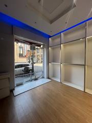Rent Business premise in Carrer de sant elies 12. Local de 8 m de escaparate. diáfano y altillo en el almacén.