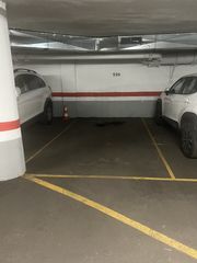 Affitto Posto auto in Carrer del mestre nicolau 2. Plaza grande fácil de aparcar justo enfrente de los ascensores.
