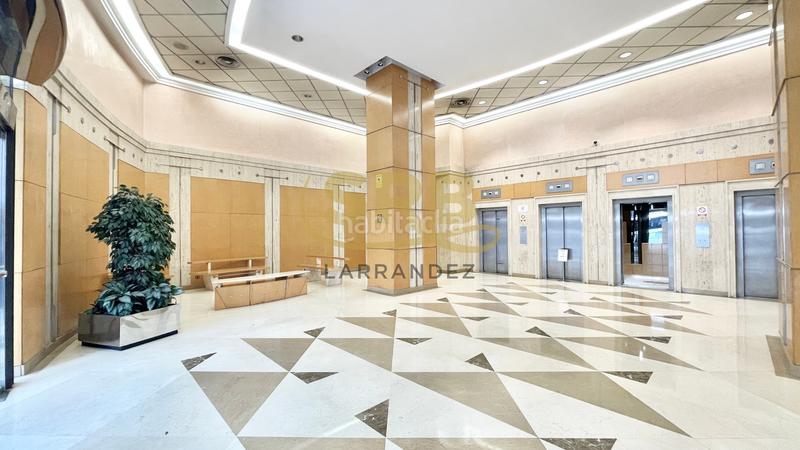 Foto 088cc498-2a6c-4285-a1a1-13214cd9a798. Rent office space with heating parking in Hostafrancs Barcelona