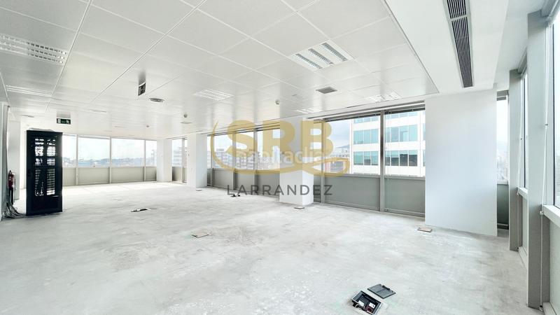 Foto 0fbe261d-23ee-448e-b331-59e2d8d206e3. Rent office space with heating parking in Hostafrancs Barcelona