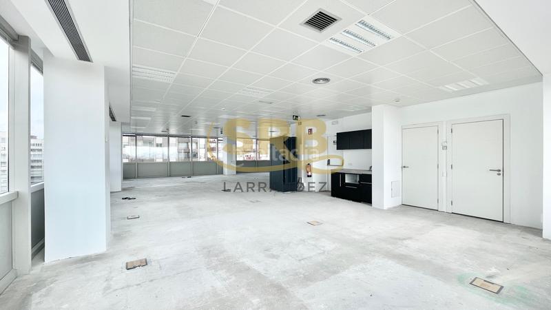 Foto 1cce8bdc-0513-4804-a0e4-c2c24ca13b26. Rent office space with heating parking in Hostafrancs Barcelona