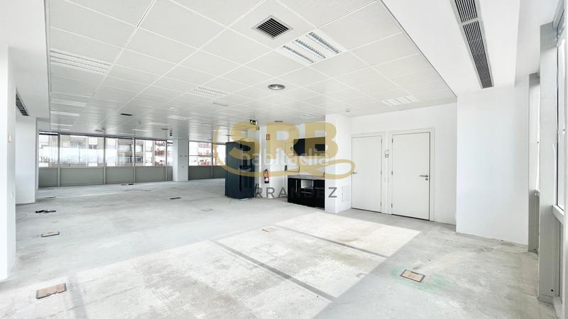 Foto 2c00f93d-b7d9-458f-a841-10c027afd07c. Rent office space with heating parking in Hostafrancs Barcelona