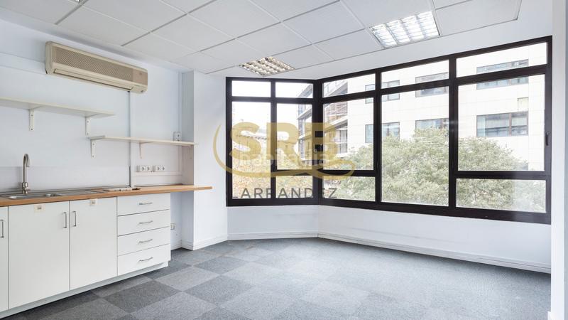 Foto f75ff802-4911-456d-8a08-f0ae40493b11. Rent office space with heating in Sant Antoni Barcelona