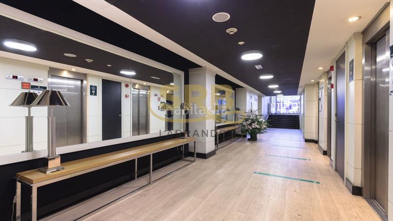 Foto dd151d91-6a47-48b7-a18e-241afce5fa45. Lloguer oficina amb calefacció aparcament a La Nova Esquerra de l´Eixample Barcelona