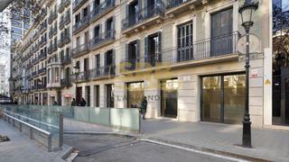 Lloguer Local Comercial  Passeig de gràcia. Local en passeig de gràcia, con tres escaparates y salida de hum