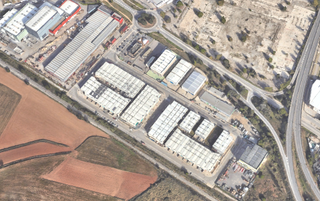 Lloguer Nau industrial a Carrer del mig 102. Nave en montcada i reixac, con patio y oficinas, en alquiler y v