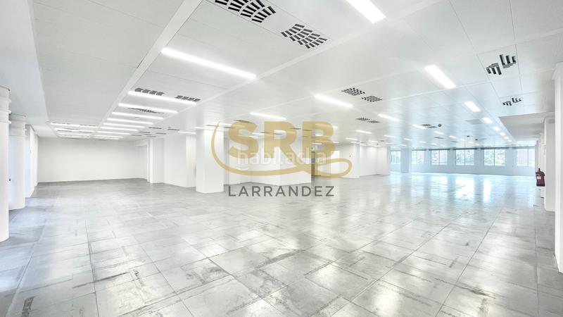 Foto b12ae54a-6622-4488-85fc-7d0659ec9c9e. Alquiler oficina  diáfana, muy luminosa, situada en calle numancia / berlín (zona de Sants) en Barcelona