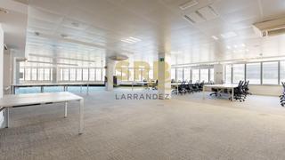 Lloguer Oficina  Carrer de la diputació. Oficinas diáfanas, en pleno centro, con mucha luz